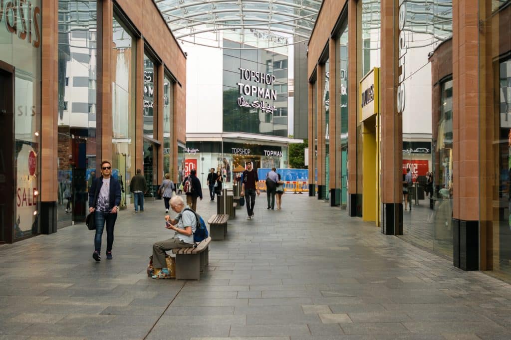 Stortapp på shoppinggatan när kunden vill handla mobilt