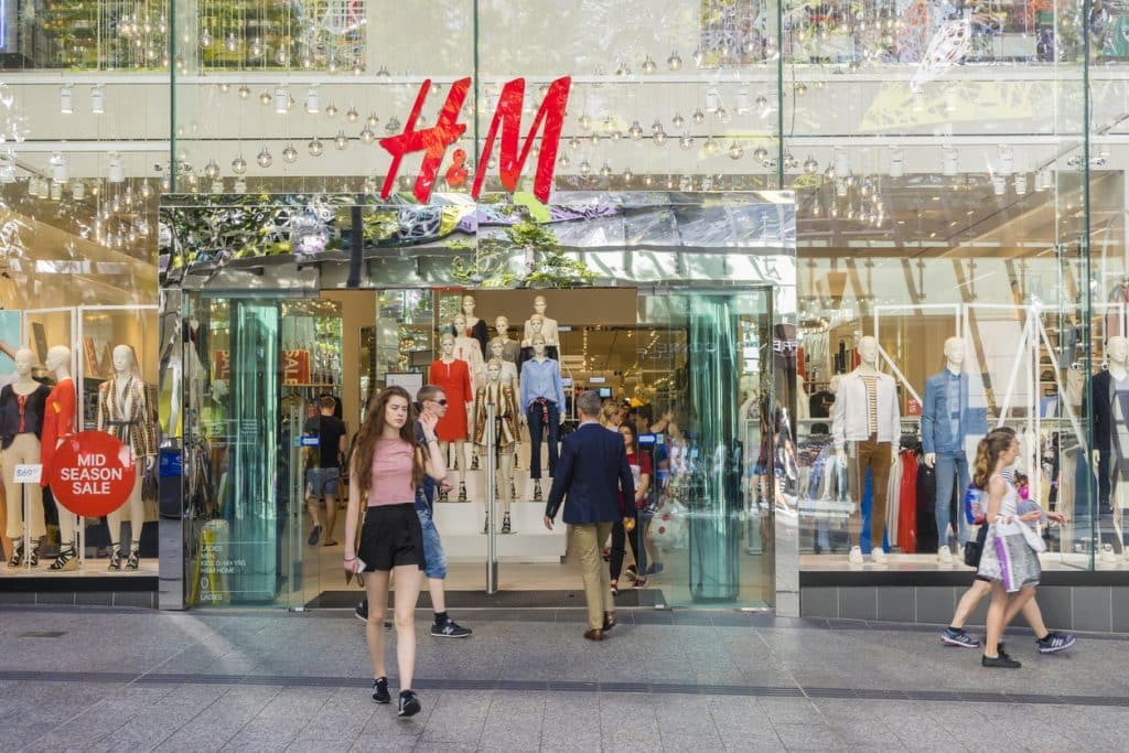 E-handeln däckar H&M - aktien föll med 4 procent