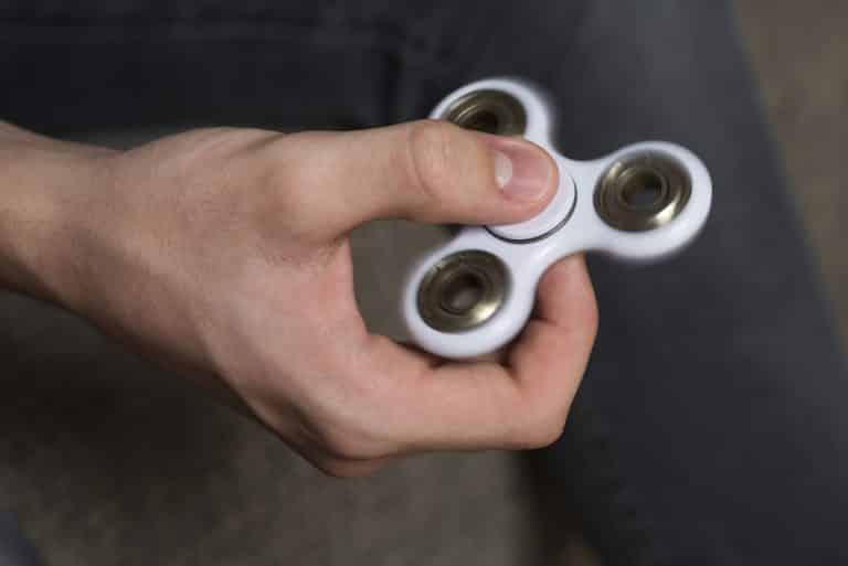 Fidget spinners fast i tullen: "Har missat att det är en leksak"