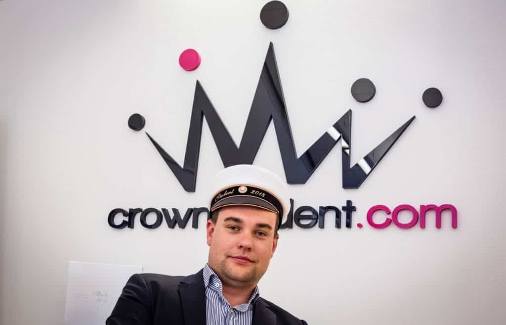 Crownstudent firar med 30 000 sålda mössor