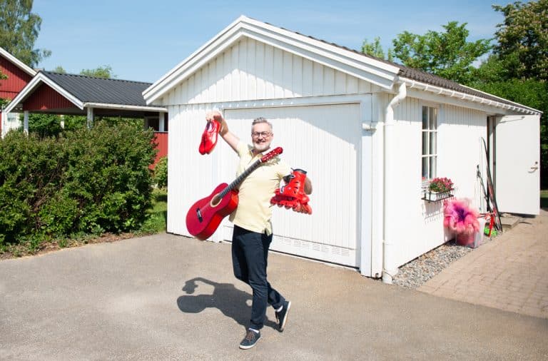 Tony Irving dansar sig in i köp- och säljsajtens reklamfilm