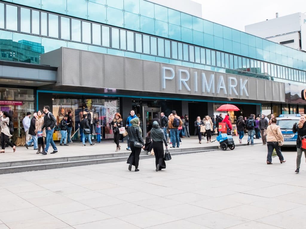 Lågpriskedjan Primark tänker om - överväger nu e-handel