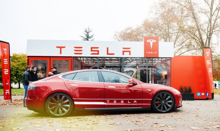 Tesla backar och höjer priserna - blir inte renodlad e-handlare