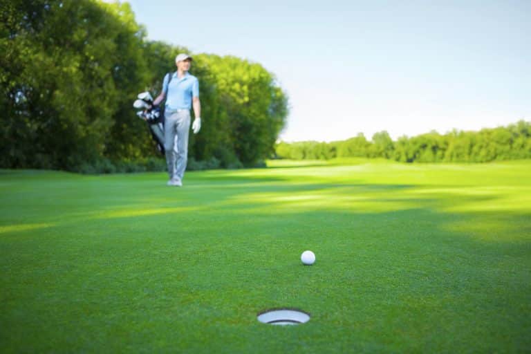 Snackssugna golfspelare får drönarleverans på banan