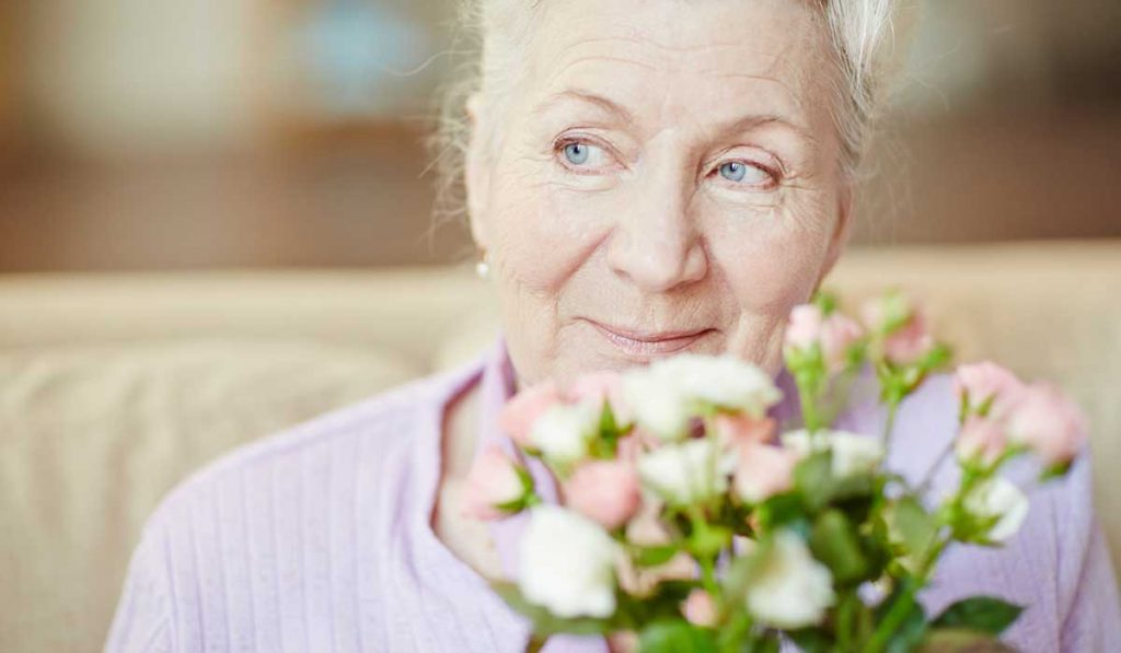 Snart bombarderar svenskarna sina mammor med blommor