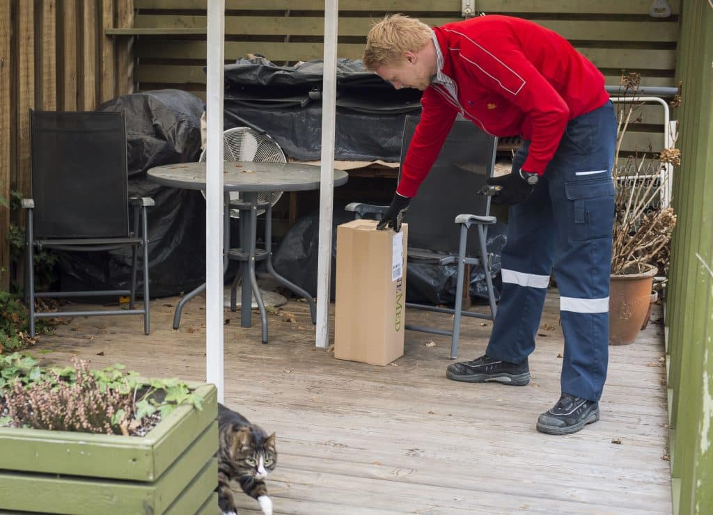 PostNord börjar dela ut paket utan att folk är hemma